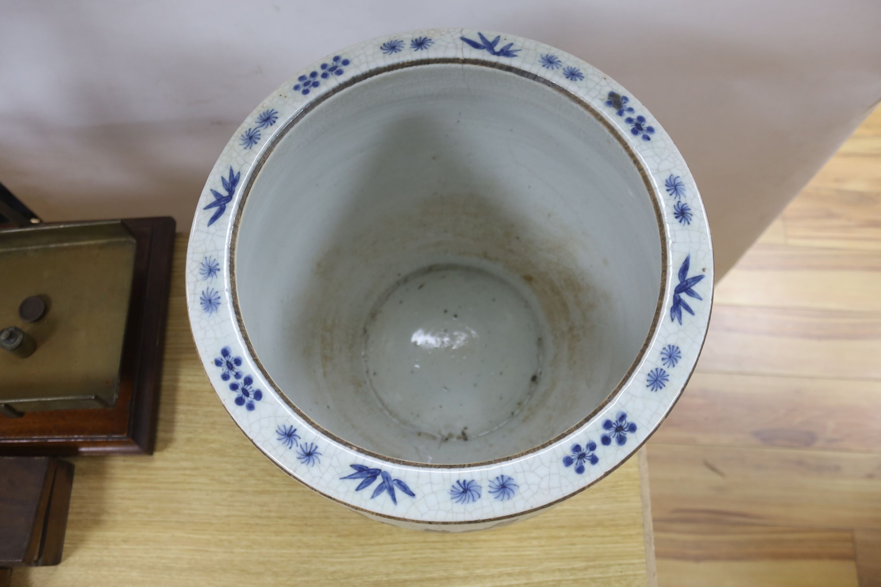 A late 19th/early 20th century Chinese blue and white crackleglaze jardiniere 30cm